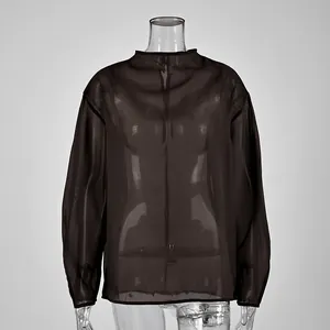 Vista detallada de la sexy camisa negra de malla transparente de manga larga para mujer
