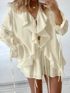 Schickes cremefarbenes Zweiteiler-Set mit Rüschenbluse zum Binden und passenden Shorts