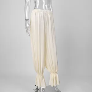 Detail van elegante crèmekleurige Franse lantaarnbroek met gerimpelde manchetten