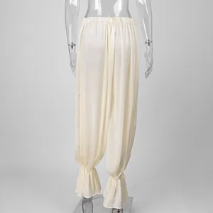 Detailweergave van crème Franse bubbelbroek met ruches bij de enkels en elastische taille