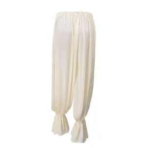 Zijaanzicht van elegante crème chiffon pofbroek met geribbelde elastische enkelmanchetten