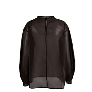 Elegante blusa negra de malla transparente con manga larga, cuello redondo y corte holgado