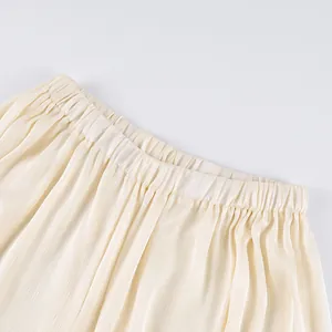 Detailopname van de elastische, geplooide tailleband van een Franse bubble-stijl broek