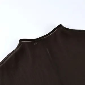 Primer plano del detalle del cuello y la textura de la tela de un top de malla negra transparente