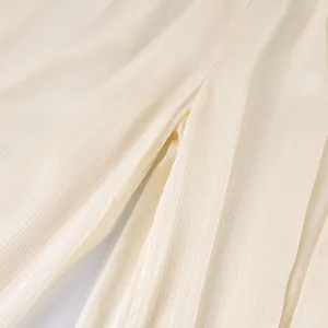 Close-up van de elegante geplooide stoftextuur op deze crèmekleurige Franse pofbroek