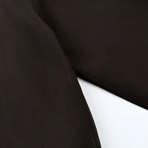 Vista macro detallada que muestra la textura de la tela de malla transparente marrón oscuro