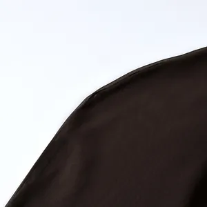 Primer plano del tejido de malla transparente marrón oscuro de esta camisa de manga larga