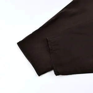 Primer plano detallado de los puños de esta camiseta marrón de malla transparente larga