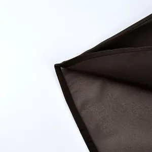 Detalle de primer plano de tela de malla marrón oscuro semitransparente con dobladillo