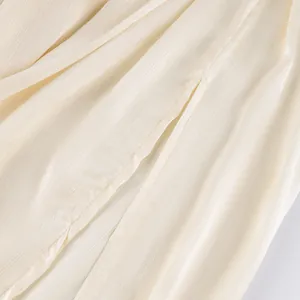 Gedetailleerde close-up van de crèmekleurige textuurstof van een Franse pofbroek
