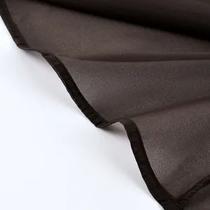 Primer plano de la textura de tela de malla marrón transparente y el dobladillo de una blusa