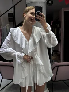 Detailansicht eines weißen Damen-Sets mit Rüschenbluse zum Schnüren und passenden Shorts
