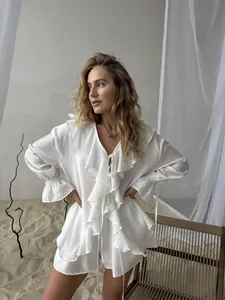 Elegantes weißes zweiteiliges Set mit Rüschen, V-Ausschnitt Strickjacke und Shorts