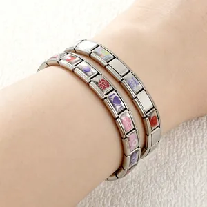 Primer plano de una pulsera italiana de acero inoxidable con diseños de corazones y rosas