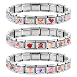 Vista detallada de tres pulseras de amuletos italianas de acero inoxidable con frutas