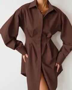 Detail van bruine overhemdjurk in Franse stijl met getailleerde taille en plooien