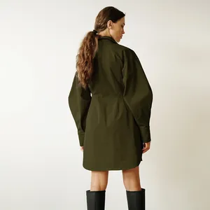 Gedetailleerd achteraanzicht van een vrouw in een olijfgroene getailleerde A-lijn jurk