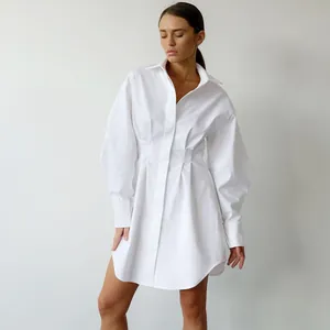 Elegante witte overhemdjurk in Franse stijl met wespentaille en een A-lijn silhouet
