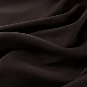 Primer plano de tela de malla transparente marrón oscuro con elegante y suave caída