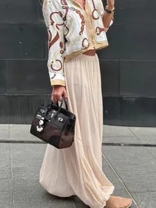 Vue détaillée d'un pantalon bouffant beige pour femme avec un drapé et une texture élégants