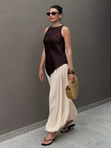 Vue complète d'un pantalon bouffant crème ample idéal pour un style d'été chic et moderne.
