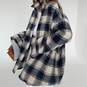 Zijaanzicht van een oversized geruit shirt met lange mouwen en een ontspannen, casual pasform.
