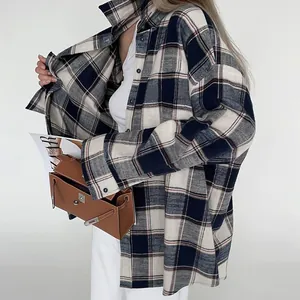 Gedetailleerd beeld van een oversized geruit overhemd met lange mouwen in blauw en beige.