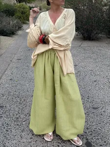 Ensemble d'été chic avec chemisier beige à manches longues et pantalon à rayures vert
