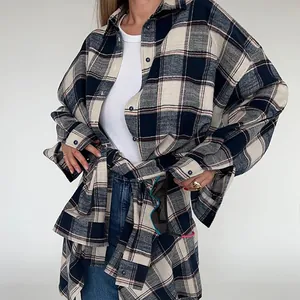 Detailopname van een oversized geruit overhemd met getextureerde stof en een casual gelaagde look.