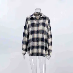 Detailopname van het blauw-witte ruitjespatroon op dit losse, casual hemd met lange mouwen