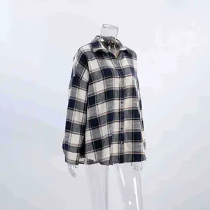 Zijaanzicht van oversized geruit hemd met lange mouwen in klassiek marineblauw en wit
