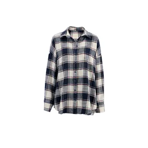 Detailweergave van een oversized geruit shirt in marineblauw en wit voor de herfst