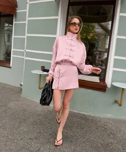 Rosa zweiteiliges Set im China-Stil mit Stehkragen-Top und passendem Minirock.