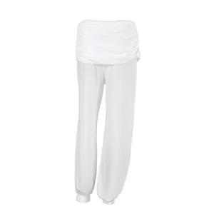 Detail van witte losse geplooide harembroek met enkelsluiting en gevouwen tailleband.