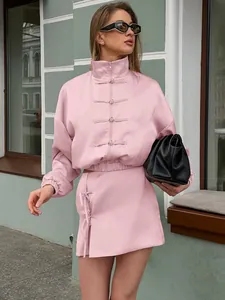 Élégant ensemble rose deux pièces avec boutons chinois et mini-jupe à taille haute