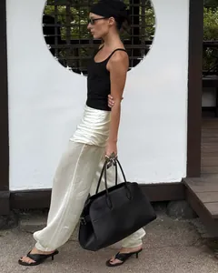 Elegante crème plissé lantaarnbroek voor dames met een losse pasvorm en boorden.