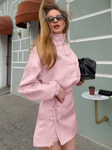 Ensemble deux pièces rose de style chinois avec haut à col montant et mini-jupe