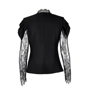 Gedetailleerd achteraanzicht van de elegante zwarte blouse met kanten mouwen en pofschouders