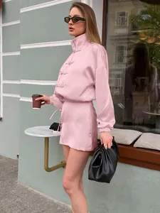 Ensemble deux pièces rose chic avec boutons chinois et mini-jupe taille haute