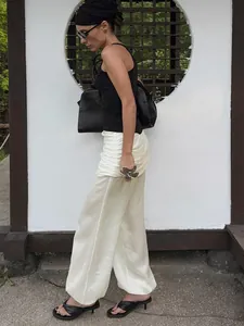 Chique witte geplooide lantaarnbroek voor dames met een trendy casual zomeroutfit