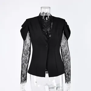 Detailweergave van zwarte blazer met kantmouwen en elegante V-hals voor dames.