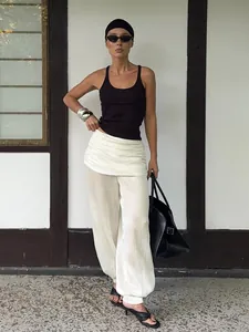 Elegante witte geplooide harembroek met gerimpelde taille getoond op een modemodel