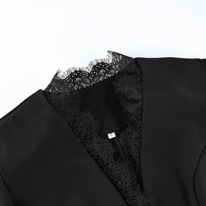 Exquise close-up van de ingewikkelde zwarte kanten V-hals op deze elegante damesjas voor vrouwen