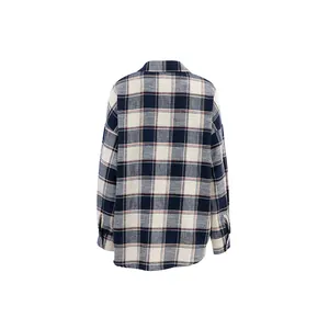 Gedetailleerd achteraanzicht van een marineblauw en wit geruit casual overhemdjack met lange mouwen