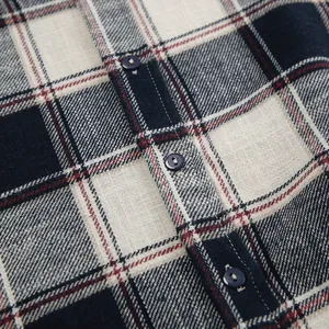 Macro-opname van knopen op een marineblauw en crème geruit oversized casual shirt