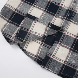 Detailopname van een casual marineblauw en wit geruit overhemd