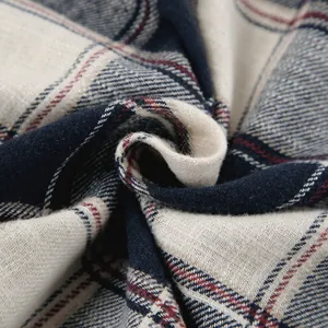 Gedetailleerde macro-opname van zachte marineblauwe en crème geruite flanellen stof voor shirts