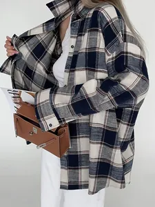 Oversized damesoverhemd met lange mouwen en marineblauw-crèmekleurig ruitjespatroon casual