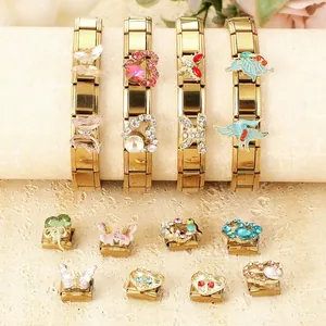Détail des breloques de bracelet modulaires italiennes DIY avec papillons.