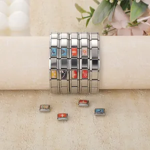 Dettaglio ravvicinato di moduli per bracciale charm italiano in acciaio inossidabile